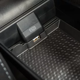   RATI Cotieră ARMSTER 3  montaj pe scaun DACIA LOGAN 2017-2020 cu cotieră originală [negru,piele vegană,usb,PP]